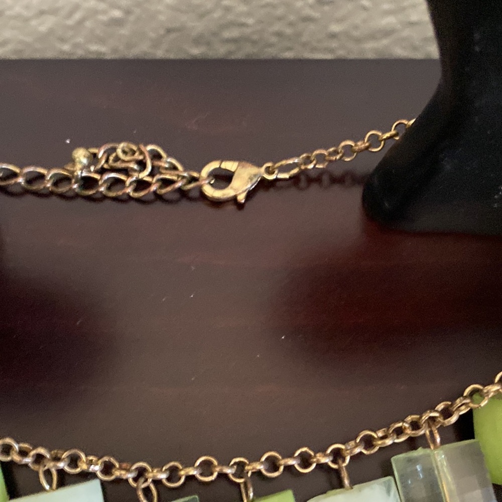 Multi Layered Green Dyed Agate and Gold Toned Chain Beaded Necklace. - Picture 3 of 4